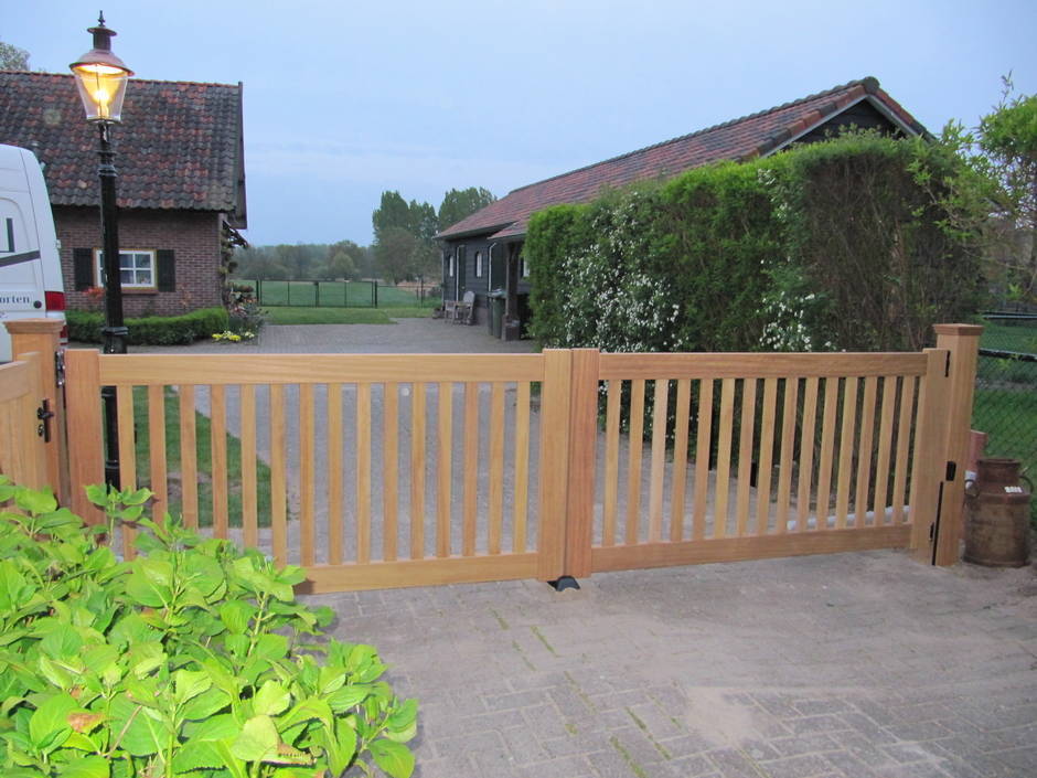 Toegangshek met loophek - dubbel houten hek met lineaire hekopener - Farm Poorten