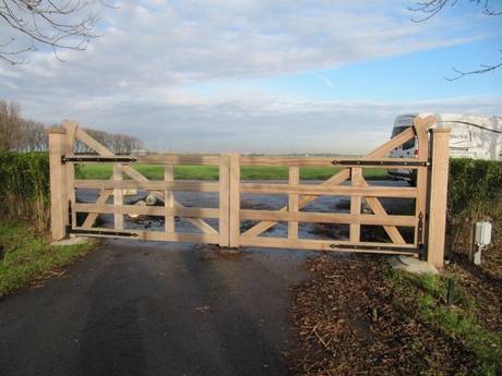 Engelse poort, zeer duurzaam hout. Landelijke automatische poort. Houten open inrijpoort - Landelijke poort met ondergrondse poortopener - Farm Poorten